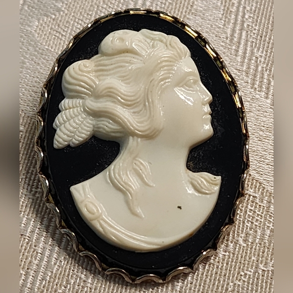 VINTAGE 1970s Black Onyx Ivory CAMEO BROOCH Silver Tone Frame LARGE Statement - Picture 2 of 9